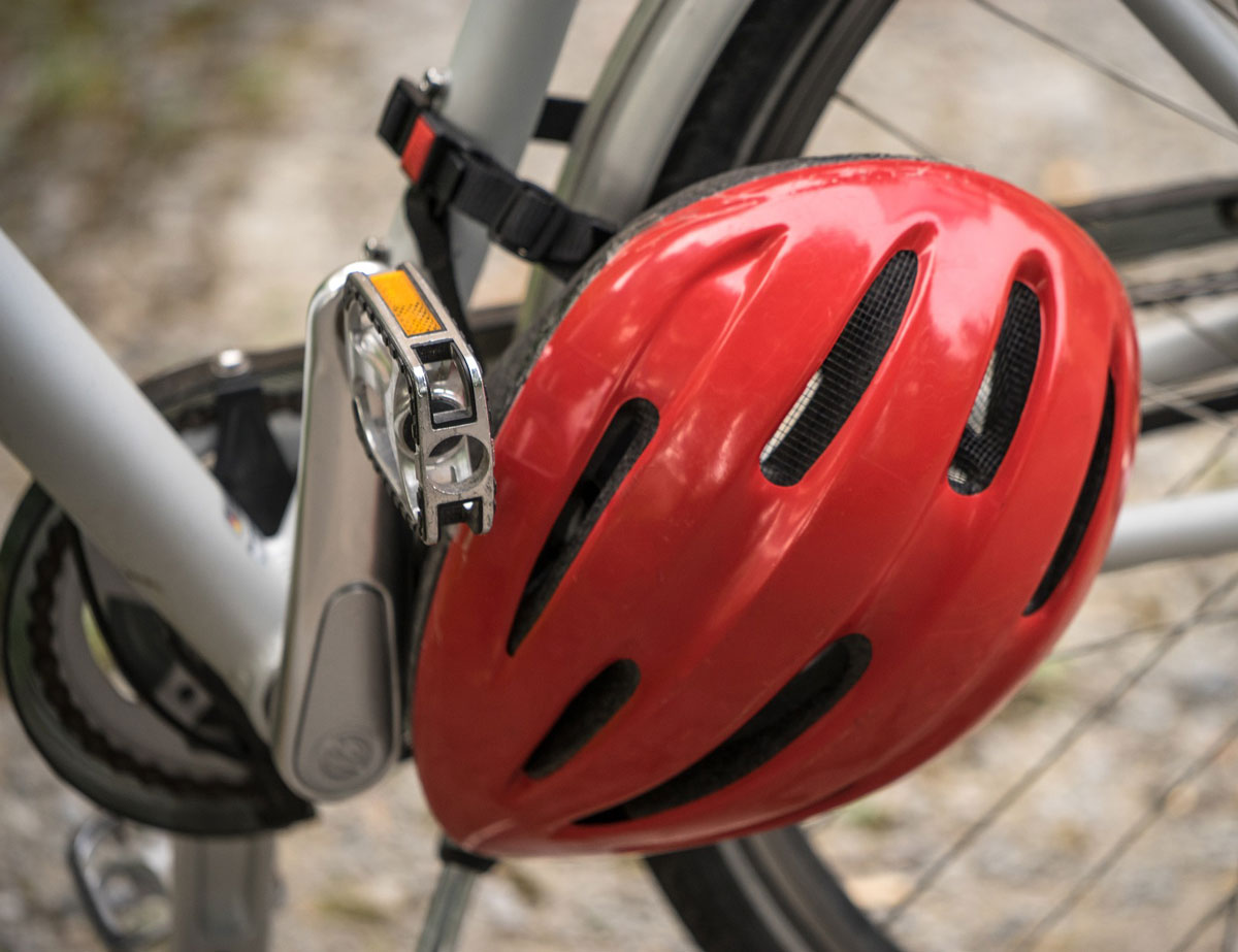 En röd cykelhjälm