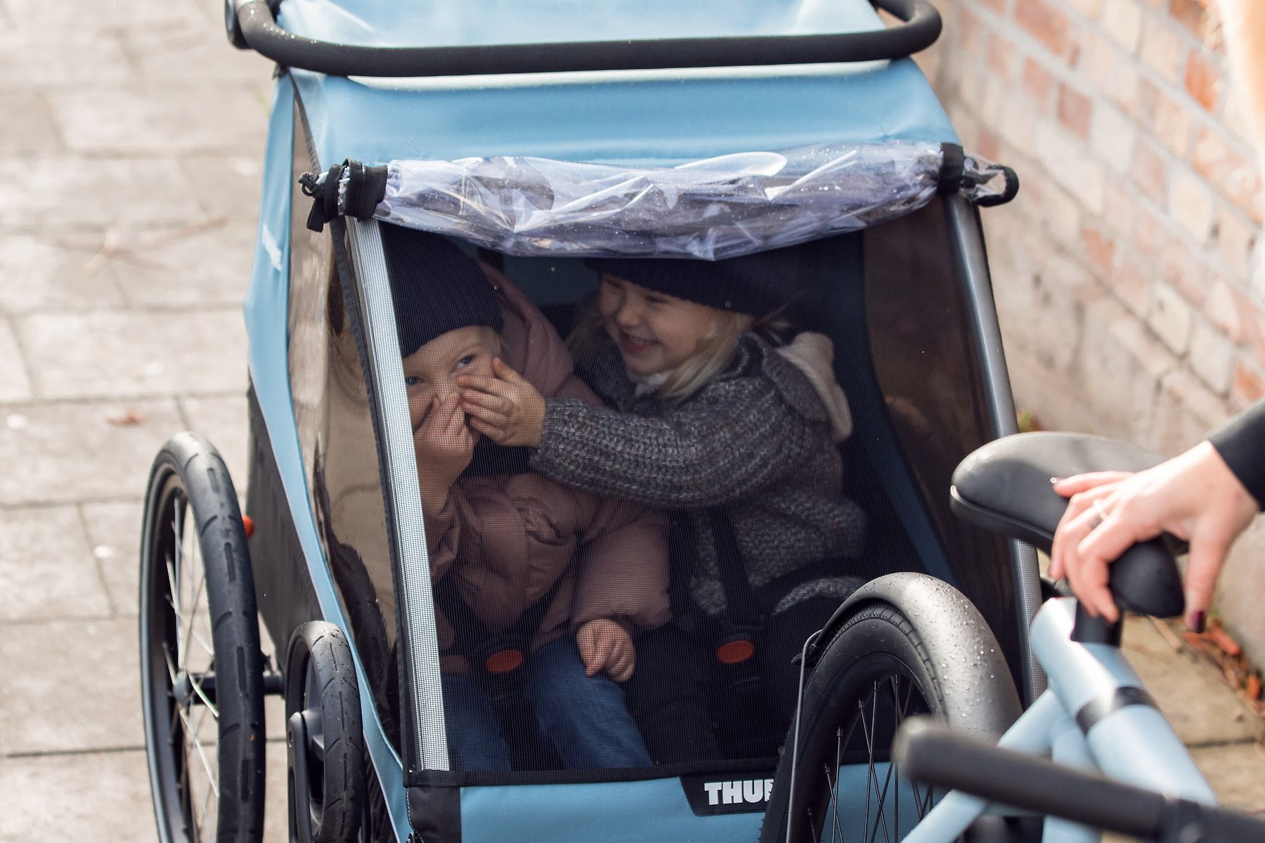 Två barn i en cykelvagn