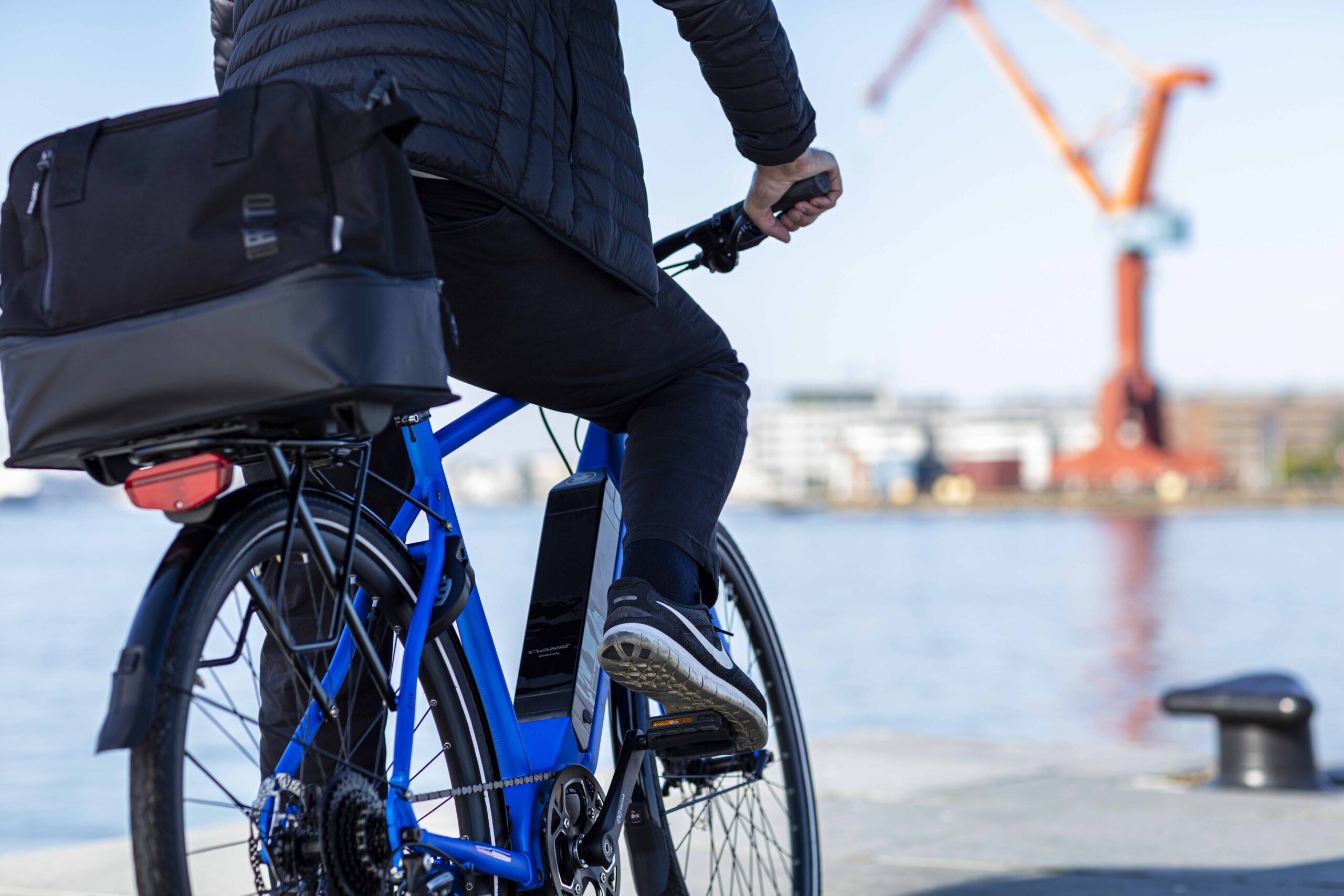 En cyklist med cykelväska på pakethållaren